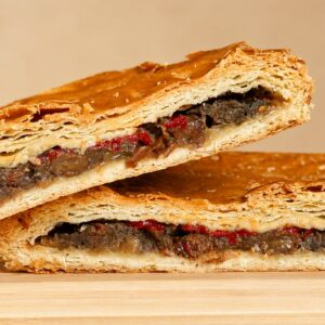 Empanada de morcilla, nueces y pasas