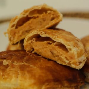 Empanadillas de queso de cabra y cebolla caramelizada
