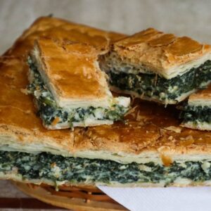 Empanada de espinacas, queso azul y gambas