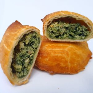 Empanadillas de espinacas, queso azul y gambas